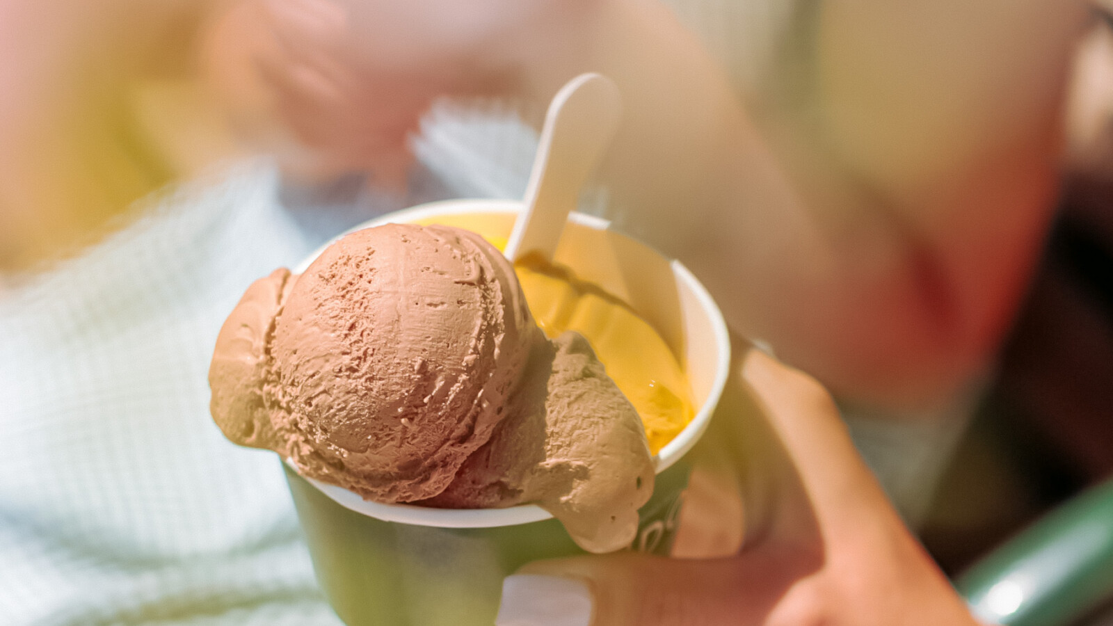 Dudok ijs in bakje chocola