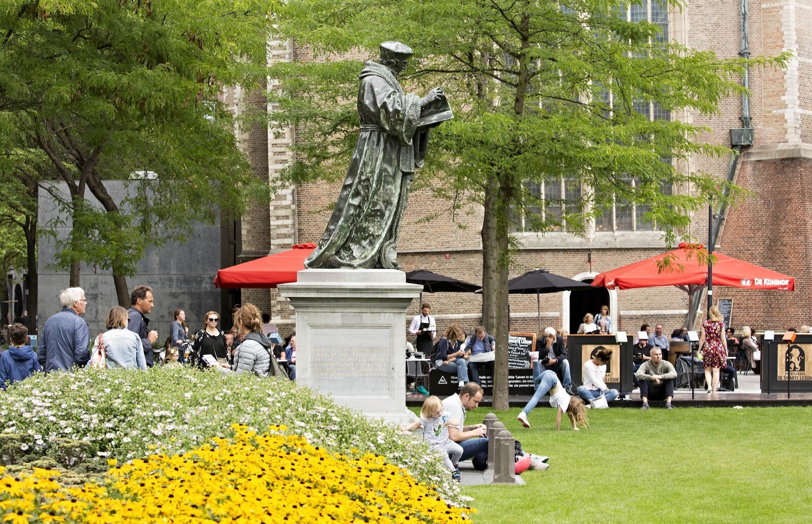 Grotekerkplein Laurenskerk Iris van den Broek